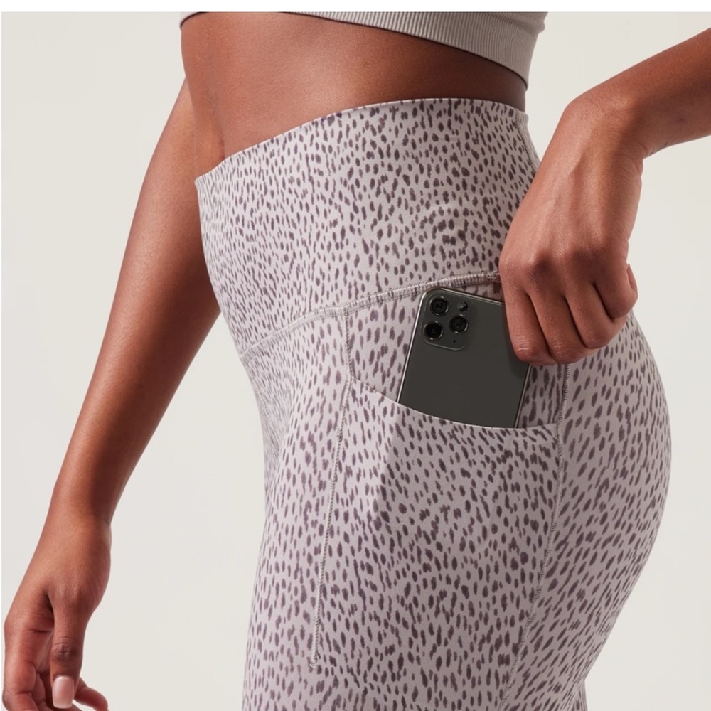 *NWT* Athleta Women’s Salutation Stash 7/8 tight in Shanti Animal Purple size MP - Picture 3 of 7